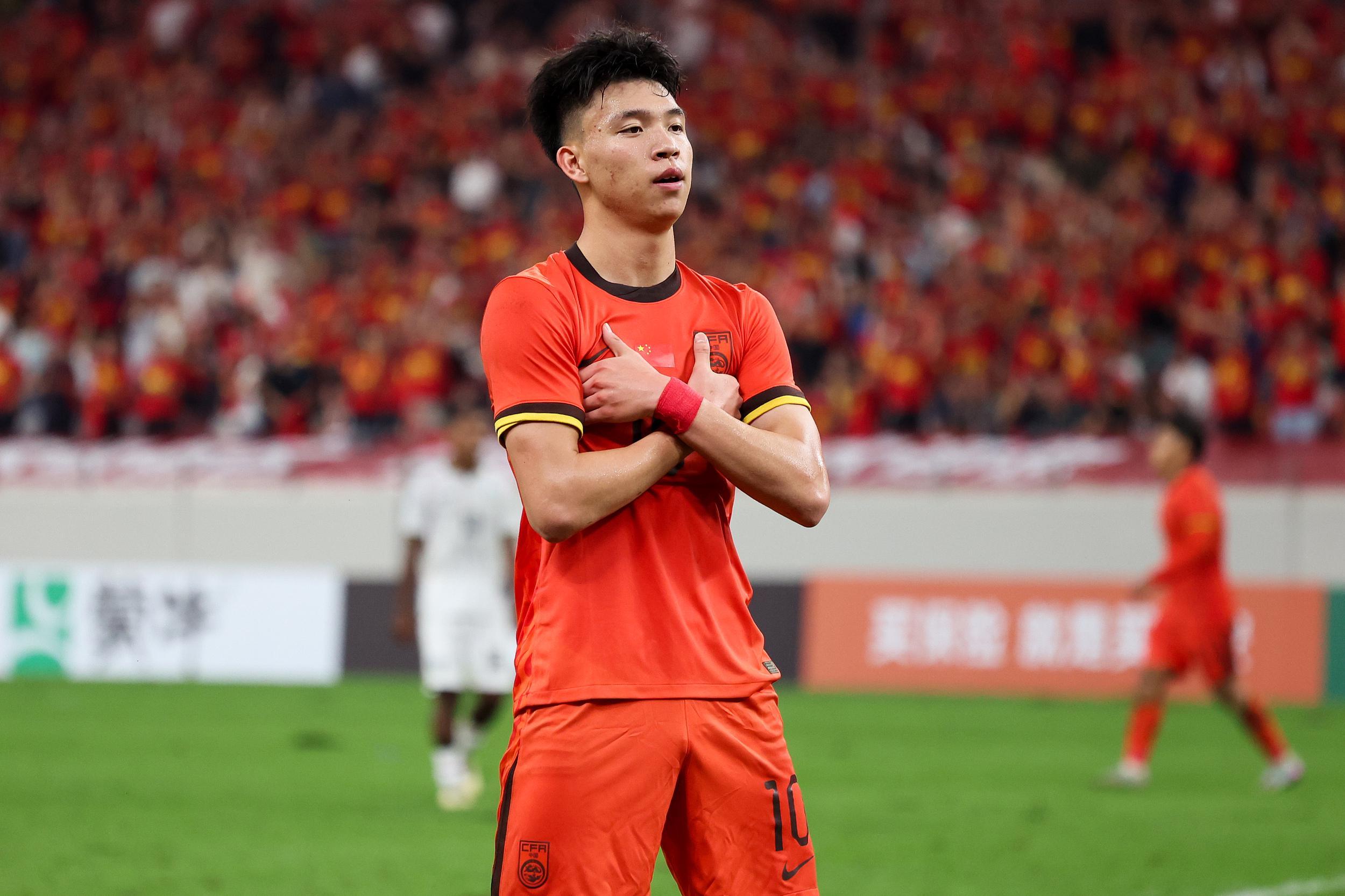 兜射远角破门,王钰栋进球后做出姆巴佩双手抱胸庆祝动作